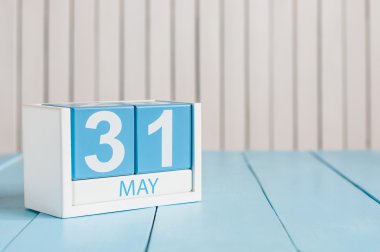 31 Mayıs. beyaz arka plan üzerinde Mayıs 31 ahşap renk takvim görüntüsünü. Son bahar günü, bahar sonu. Metin için boş yer. Dünya sarışınlar gün