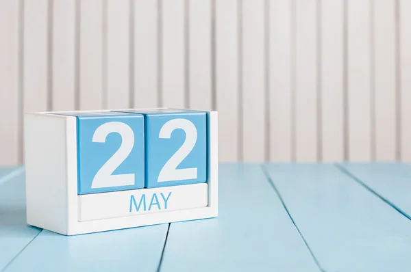 22 мая. Изображение 22 мая деревянного календаря на белом фоне. Весенний день, пустое место для текста — стоковое фото