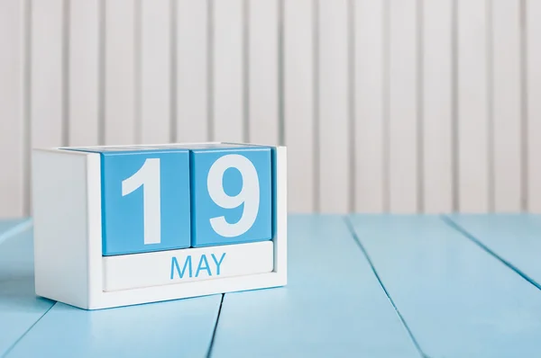19. Mai. Bild vom 19. Mai Holzkalender auf weißem Hintergrund. Frühlingstag, leerer Raum für Text — Stockfoto