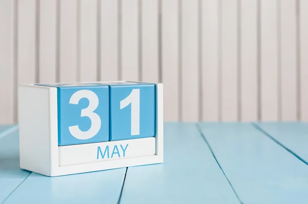 31 de Maio. Imagem de 31 de maio calendário de cores de madeira no fundo branco. Último dia de primavera, fim de primavera. Espaço vazio para texto. Dia Mundial das Loiras — Fotografia de Stock