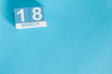 18 Mart. Mavi arka plan üzerinde 18 Mart ahşap renkli takvim görüntüsü. Bahar günü, metin için boş alan. Dünya Uyku Günü