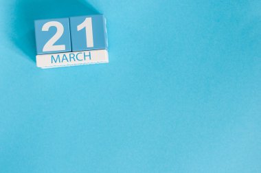 21 Mart mavi arka plan üzerinde ahşap renkli takvim 21 Mart Görüntü. Bahar günü, metin için boş alan. Dünya Down Sendromu Günü, Uluslararası Ormanlar Günü