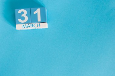 31 Mart mavi arka plan üzerinde ahşap renkli takvim 31 Mart Görüntü. Bahar günü, metin için boş alan. Dünya Yedekleme Günü ve ay sonu