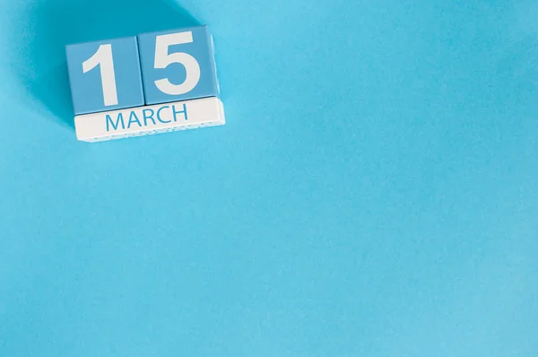 15 mars. Bild av 15 mars trä färg kalender på blå bakgrund. Vårdag, tomt utrymme för text. Världsdagen för konsumenträttigheter — Stockfoto