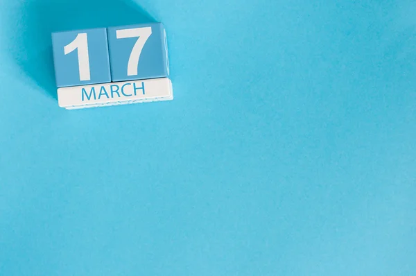 Joyeuse St Patricks Day enregistrer la date. Le 17 mars. Image du 17 mars calendrier de couleurs en bois sur fond bleu. Printemps, espace vide pour le texte — Photo