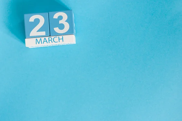 23. März. Bild vom 23. März hölzerner Farbkalender auf blauem Hintergrund. Frühlingstag, leerer Raum für Text — Stockfoto