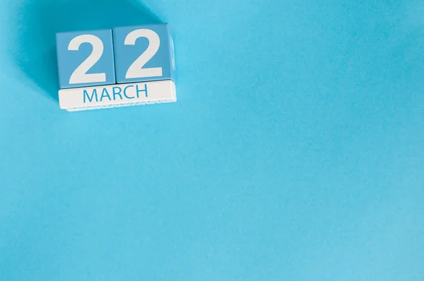 Le 22 mars. Image du 22 mars calendrier de couleurs en bois sur fond bleu. Jour du printemps, espace vide pour le texte. Journée mondiale du service de taxi — Photo