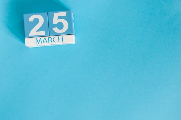 25. März. Bild vom 25. März Holzkalender auf blauem Hintergrund. Frühlingstag, leerer Raum für Text. — Stockfoto