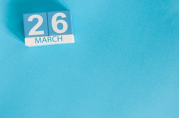 26th Μαρτίου. Εικόνα του Μαρτίου 26 ξύλινο ημερολόγιο σε μπλε φόντο. Ημέρα της άνοιξης, κενός χώρος για κείμενο. Μωβ ημέρα είναι η διεθνής ημέρα για την ευαισθητοποίηση της επιληψίας. — Φωτογραφία Αρχείου