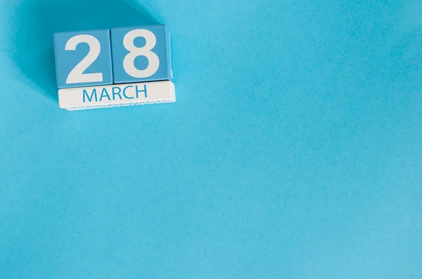 28. März. Bild vom 28. März hölzerner Farbkalender auf blauem Hintergrund. Frühlingstag, leerer Raum für Text — Stockfoto