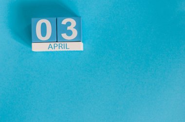 3 Nisan mavi arka plan üzerinde 3 Nisan ahşap renkli takvim görüntü. Bahar günü, metin için boş alan