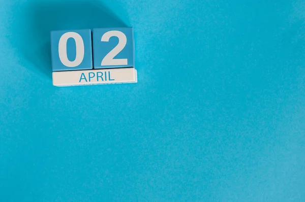 4月2日蓝色背景上的 april 2 木制彩色日历的图像。春日，文本的空白空间。国际儿童图书日 — 图库照片