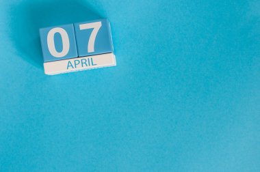 7 Nisan. Mavi arka plan üzerinde 7 Nisan ahşap renkli takvim görüntüsü. Bahar günü, metin için boş alan. Verileri kaydetme