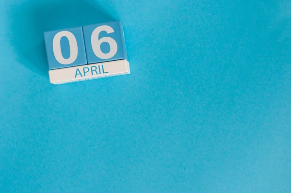 6. April. Bild des hölzernen Kalenders vom 6. April auf blauem Hintergrund. Frühlingstag, leerer Raum für Text — Stockfoto