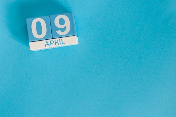 9. April. Bild des hölzernen Kalenders vom 9. April auf blauem Hintergrund. Frühlingstag, leerer Raum für Text — Stockfoto