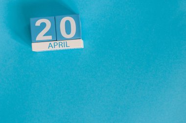 20 Nisan. Esrar Günü. Mavi arka plan üzerinde 20 Nisan ahşap renkli takvim görüntüsü. Bahar günü, metin için boş alan. Sekreterler Günü