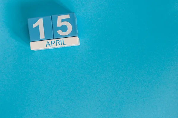 15. April. Steuertag. Bild vom 15. April Holzfarbkalender auf blauem Hintergrund. Frühlingstag, leerer Raum für Text — Stockfoto
