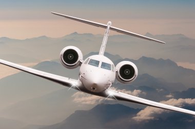 Bulutlar ve günbatımı dağda Alpler üzerinden uçak fly. Bir büyük yolcu ve yük uçak, iş jeti, havayolu önden görünümü. Ulaşım, iş seyahat kavramı