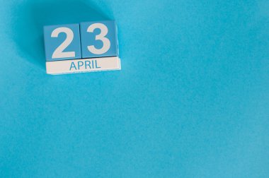 23 Nisan Dünya Kitap Günü. Mavi arka plan üzerinde 23 Nisan ahşap renkli takvim görüntüsü. Bahar günü, metin için boş alan