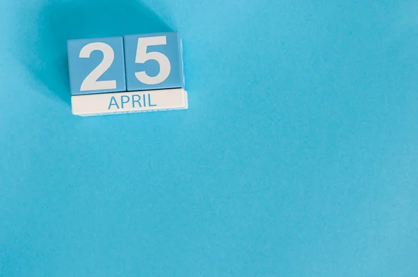 25. April. Internationaler Tag der dna. Bild vom 25. April Holzfarbkalender auf blauem Hintergrund. Frühlingstag, leerer Raum für Text — Stockfoto