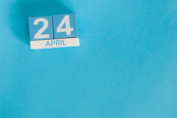 24 april. Bild av april 24 trä färg kalender på blå bakgrund. Vårdag, tomt utrymme för text. Värld Immunization vecka — Stockfoto
