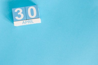 30 Nisan. Mavi arka plan üzerinde 30 Nisan ahşap renkli takvim görüntüsü. Ay sonu. Bahar günü, metin için boş alan. Uluslararası Caz Günü