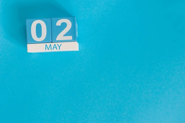 2. Mai. Bild vom 2. Mai Holzkalender auf blauem Hintergrund. Frühlingstag, leerer Raum für Text. letzter Frühlingsmonat — Stockfoto