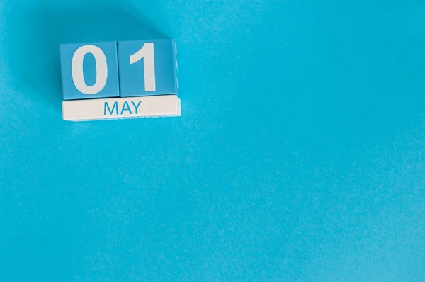 1. bilden av 1 maj trä färg kalender på blå bakgrund. Vår i Europa, tomt utrymme för text. Internationella arbetstagare dagen — Stockfoto