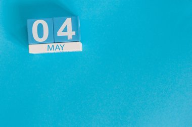 4 Mayıs. Mayıs 4 ahşap renk takvim üzerinde mavi arka plan görüntüsü. Bahar günü, metin için boş yer