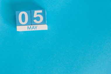 5 Mayıs. 5 Mayıs ahşap renk takvim üzerinde mavi arka plan görüntüsü. Bahar günü, metin için boş yer. Uluslararası hakları gün devre dışı