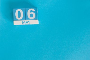 6 Mayıs. 6 Mayıs ahşap renk takvim üzerinde mavi arka plan görüntüsü. Bahar günü, metin için boş yer