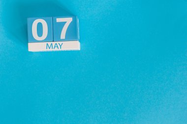 7 Mayıs. 7 Mayıs ahşap renk takvim üzerinde mavi arka plan görüntüsü. Bahar günü, metin için boş yer