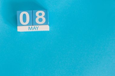 8 Mayıs. 8 Mayıs ahşap renk takvim üzerinde mavi arka plan görüntüsü. Bahar günü, metin için boş yer. Dünya Kızıl Haç ve kırmızı Hilal gün
