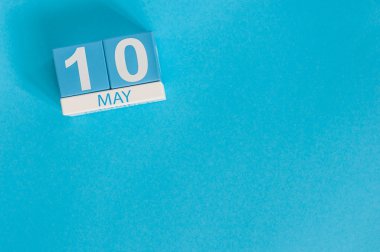 10 Mayıs. 10 Mayıs ahşap renk takvim üzerinde mavi arka plan görüntüsü. Bahar günü, metin için boş yer. Uluslararası veya dünya basın özgürlüğü günü