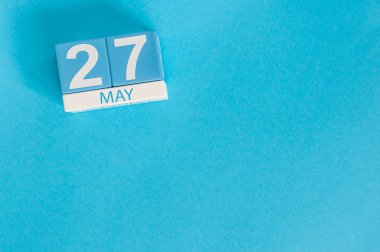 27 Mayıs. 27 Mayıs ahşap renk takvim üzerinde mavi arka plan görüntüsü. Bahar günü, metin için boş yer. Avrupa komşular gün