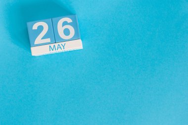 26 Mayıs. 26 Mayıs ahşap renk takvim üzerinde mavi arka plan görüntüsü. Bahar günü, metin için boş yer