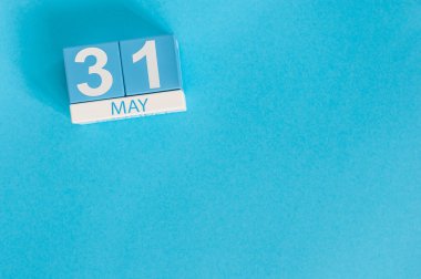31 Mayıs. 31 Mayıs ahşap renk takvim üzerinde mavi arka plan görüntüsünü. Son bahar günü, bahar sonu. Metin için boş yer. Dünya sarışınlar gün
