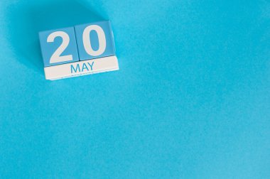 20 Mayıs. Mavi arka plan üzerinde 20 Mayıs ahşap renk takvim görüntüsü. Bahar günü, metin için boş yer. Dünya Metroloji günü