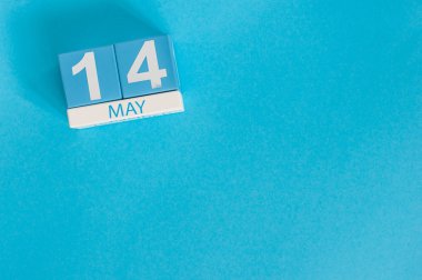 14 Mayıs. Mavi arka plan üzerinde 14 Mayıs ahşap renk takvim görüntüsü. Bahar günü, metin için boş yer. Astronomi gün. Dünya adil ticaret günü