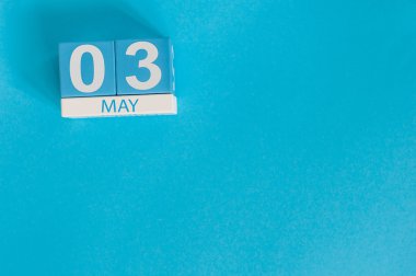 3 Mayıs. 3 Mayıs ahşap renk takvim üzerinde mavi arka plan görüntüsünü. Bahar günü, metin için boş yer. Uluslararası veya dünya basın özgürlüğü günü