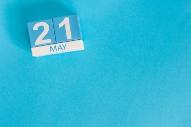 Mayıs 21. 21 Mayıs ahşap renk takvim üzerinde mavi arka plan görüntüsünü. Bahar günü, metin için boş yer