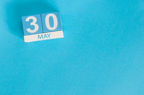 30. Mai. Bild vom 30. Mai Holzkalender auf blauem Hintergrund. Frühlingstag, leerer Raum für Text. Internationaler oder Welttag der Pressefreiheit — Stockfoto