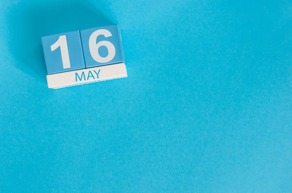 16. Mai. Bild vom 16. Mai Holzkalender auf blauem Hintergrund. Frühlingstag, leerer Raum für Text. Tag der Biografen — Stockfoto