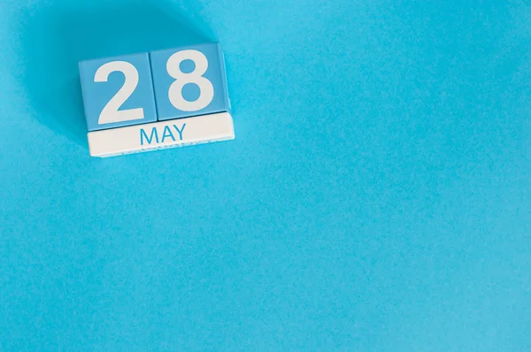 28. Mai. Bild vom 28. Mai Holzkalender auf blauem Hintergrund. Frühlingstag, leerer Raum für Text — Stockfoto