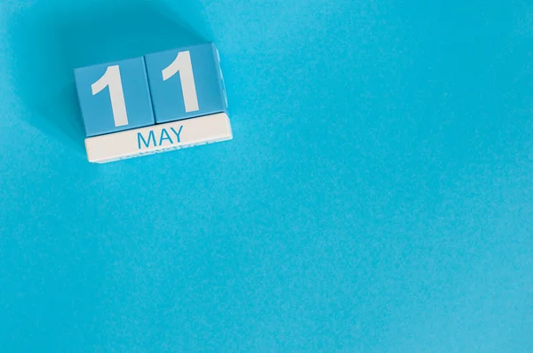 11 Mayıs. 11 Mayıs ahşap renk takvim üzerinde mavi arka plan görüntüsü. Bahar günü, metin için boş yer