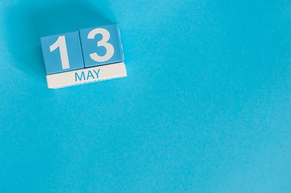 13 Mayıs. Mayıs 13 ahşap renk takvim üzerinde mavi arka plan görüntüsü. Bahar günü, metin için boş yer