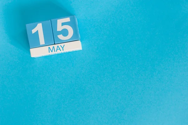 15 de Maio. Imagem de 15 de maio calendário de cores de madeira no fundo azul. Dia de primavera, espaço vazio para texto. Dia Mundial das Vítimas da SIDA — Fotografia de Stock