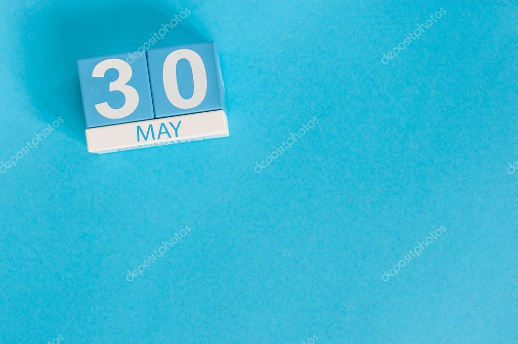 5 月30 日 5 月30 日木制彩色日历在蓝色背景上的图像 春日 文本为空的空间 国际或世界新闻自由日 图库照片 C Bychykhin