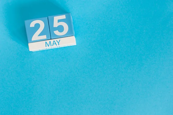 25. Mai. Bild vom 25. Mai Holzkalender auf blauem Hintergrund. Frühlingstag, leerer Raum für Text. internationaler Tag der vermissten Kinder. Welttag der Schilddrüse — Stockfoto