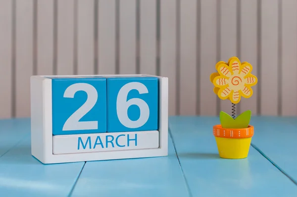 26 de marzo. Imagen de 26 de marzo calendario de color madera sobre fondo blanco con flor. Primavera de Europa, espacio vacío para texto. Purple DAy es el día internacional para la conciencia de epilepsia . — Foto de Stock